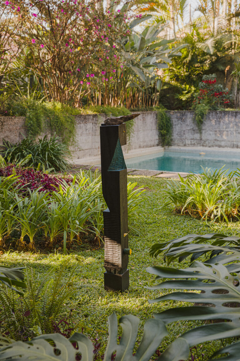 Escultura de Oto Ferreira no jardim da Domo Damo